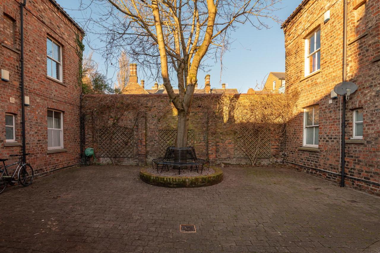 The Old Coach House Apartment York Exterior photo