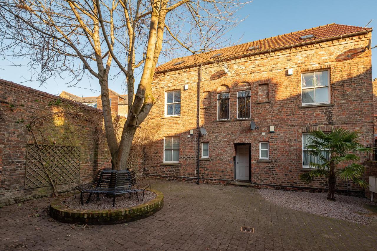 The Old Coach House Apartment York Exterior photo