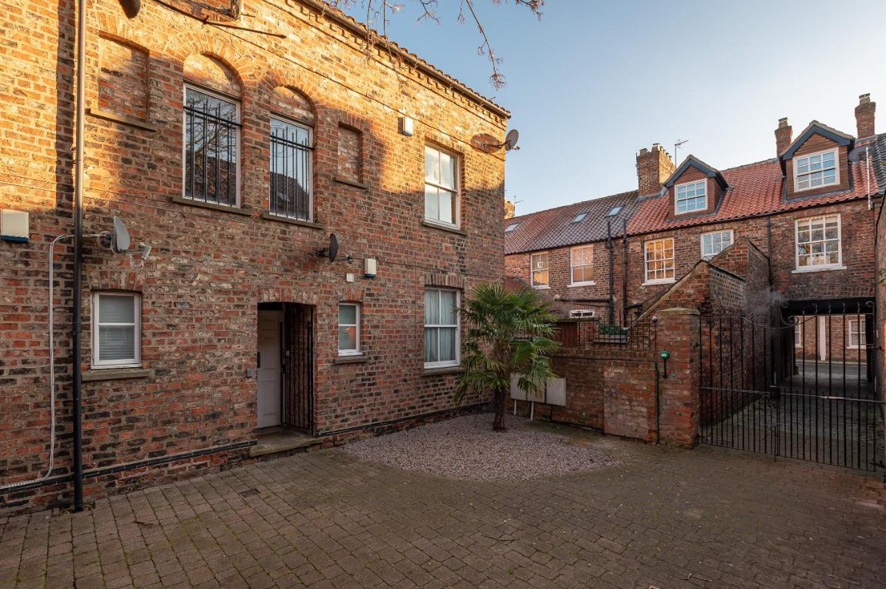 The Old Coach House Apartment York Exterior photo