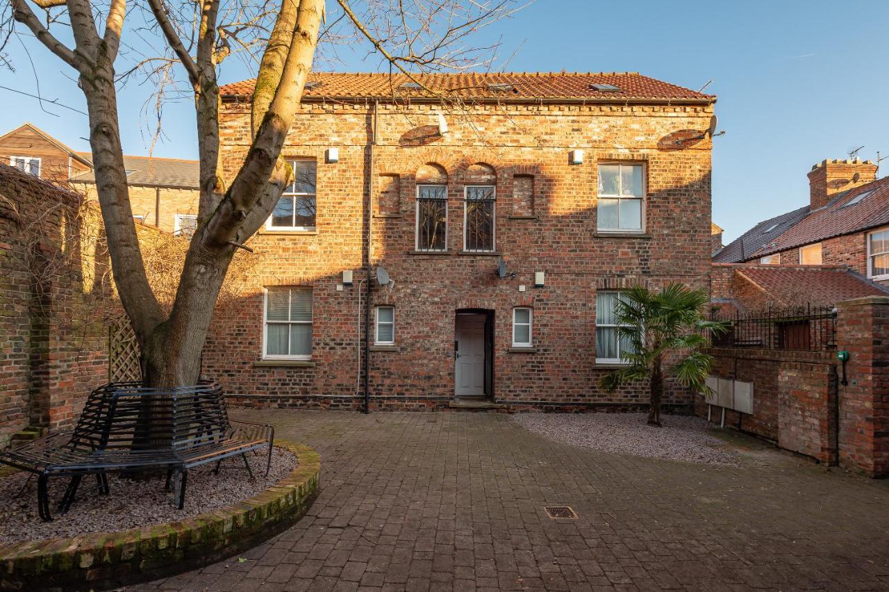 The Old Coach House Apartment York Exterior photo